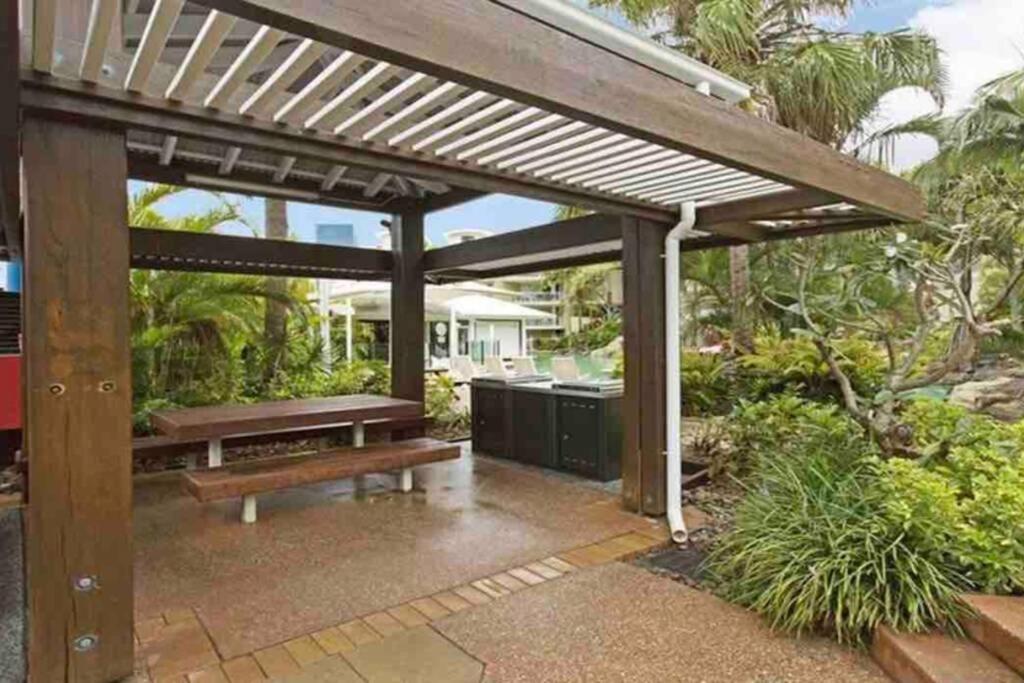 Ocean View - Alexandra Headlands Beachfront Unit Экстерьер фото