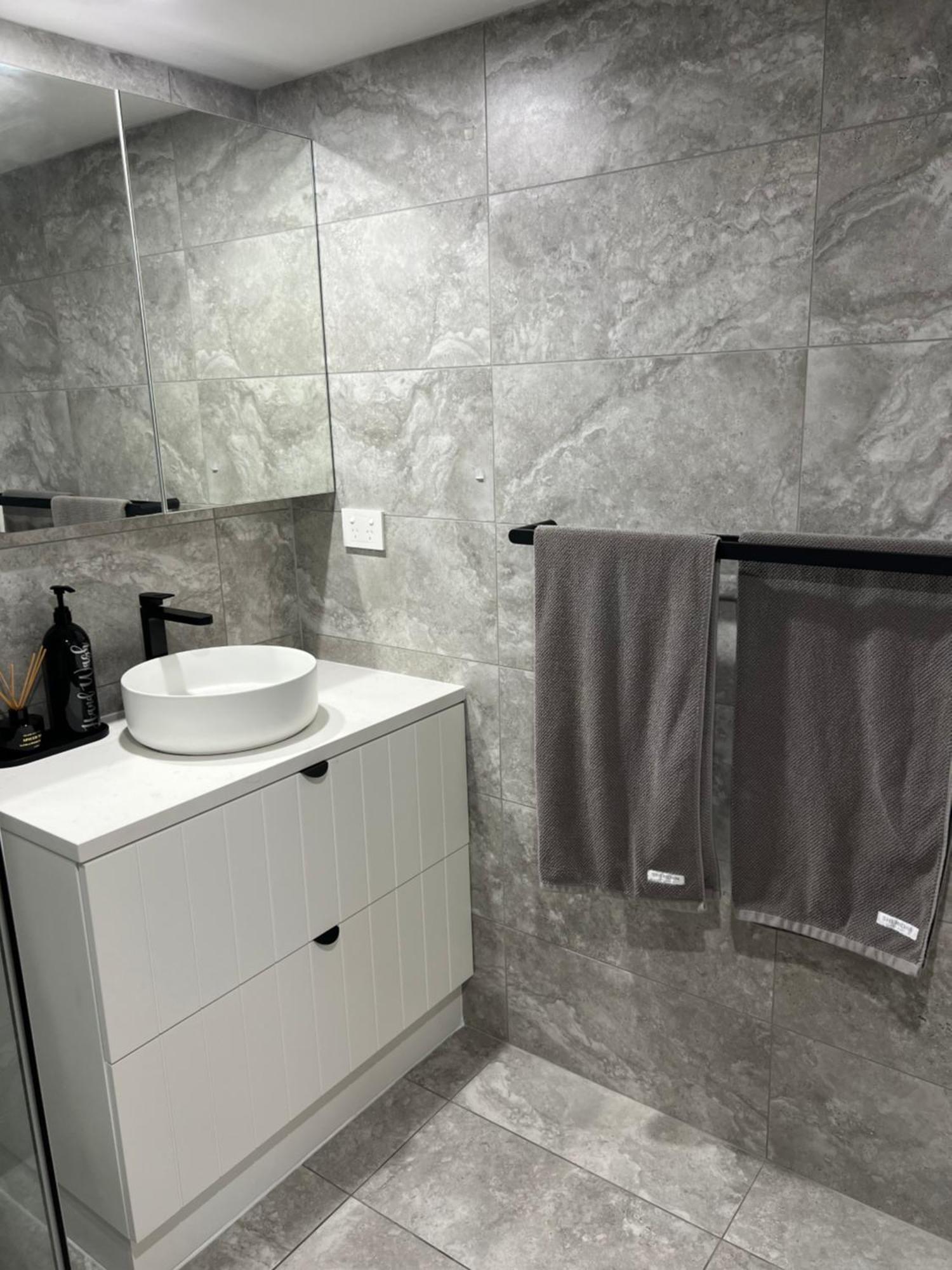 Ocean View - Alexandra Headlands Beachfront Unit Экстерьер фото